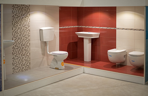 Ambiente com azulejos Cinca e loiças sanitárias Roca e Zoom